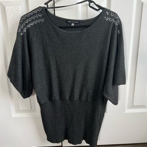 Cable and Guage Women’s short sleeve sweater, fitted waist